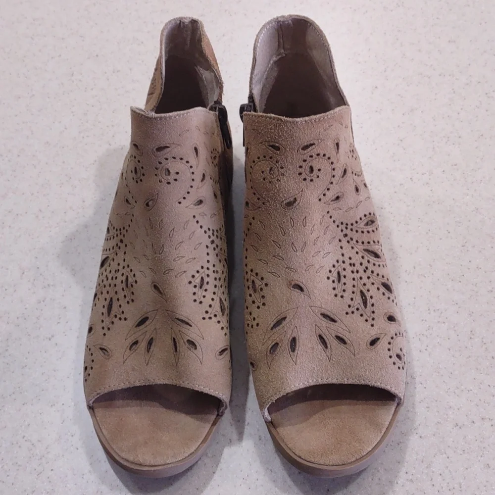 Coolway Tan Nelia Perforated Leather Side Zip Peep Toe Shoes Size 41/US 10 EUC - Picture 3 of 14